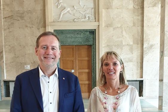 L'assessore provinciale Massimo Bessone (nella foto con la presidente del Tribunale di Bolzano, Francesca Bortolotti) sottolinea l'importanza strategica dell'operazione: Garantiremo una gestione più efficiente del Tribunale ed un miglior servizio in favore di cittadini, magistrati e avvocati” (Foto: ASP)
