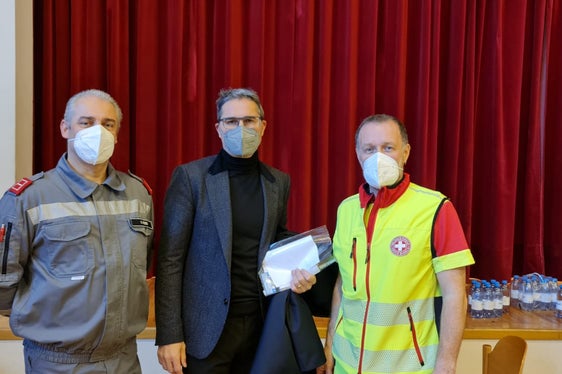 LH Kompatscher (Bildmitte) dankt den Helfern vor Ort ebenso wie allen, die das Impfangebot angenommen haben. (Foto: Freiwillige Feuerwehr)