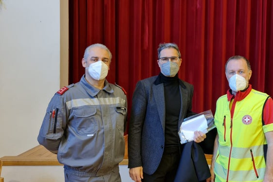 Il presidente Kompatscher (al centro nella foto) ringrazia tutte le persone coinvolte nell'operazione. (Foto: Vigili del fuoco volontari)