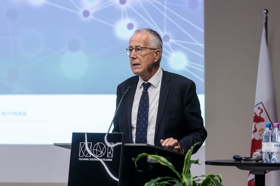 Il presidente dell'Eurac Roland Psenner ha illustrato il lavoro di Ulrike Tappeiner (Foto: ASP / Tiberio Sorvillo)