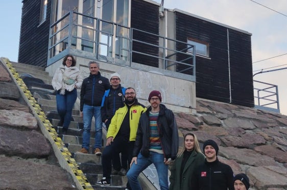 Gruppenbild mit Mitarbeitern und Mitarbeiterinnen des Landeswarnzentrums und der Landeswarnzentrale Tirol bei der Pegelmessstelle an der Etsch in Sigmundskron (Foto: LPA/Landeswarnzentrum/Andreas Simmerle)