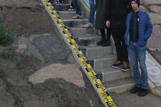 Gruppenbild mit Mitarbeitern und Mitarbeiterinnen des Landeswarnzentrums und der Landeswarnzentrale Tirol bei der Pegelmessstelle an der Etsch in Sigmundskron (Foto: LPA/Landeswarnzentrum/Andreas Simmerle)