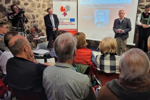 Grande affluenza alla Casa della Pesa per la serata dedicata alla vita del politico cimbro Eduard Reut-Nicolussi, in concomitanza con un nuovo appuntamento de I giovedì culturali dell'Euregio. Nella foto il segretario generale del GECT Euregio Christoph von Act (al centro) e lo storico Michael Gehler (a sinistra). (Foto: Euregio/Armin Gluderer)