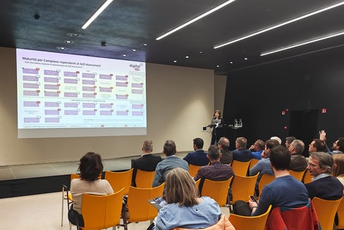 Wie KI-kompetent die einzelnen Abteilungen und Ämter der Landesverwaltung sind, wurde jetzt vom KI-Projektteam erhoben. Die Analyse dient als Ausgangspunkt, um ein individuelles Programm zum Ausbau der KI-Kompetenz zu erstellen, wie Projektleiterin Maria Giovanna Ienco bei der Vorstellung im NOI Techpark erklärte. (Foto: LPA/Ursula Pirchstaller)