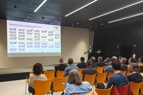 Wie KI-kompetent die einzelnen Abteilungen und Ämter der Landesverwaltung sind, wurde jetzt vom KI-Projektteam erhoben. Die Analyse dient als Ausgangspunkt, um ein individuelles Programm zum Ausbau der KI-Kompetenz zu erstellen, wie Projektleiterin Maria Giovanna Ienco bei der Vorstellung im NOI Techpark erklärte. (Foto: LPA/Ursula Pirchstaller)