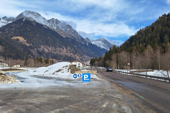 Begonnen hatten die Arbeiten Anfang Oktober mit dem Bau einer Behelfsstraße (links im Bild), Mitte Dezember wurden sie planmäßig abgebrochen, da ein Baustellenbereich im Zuge der Durchführung der Biathlon-Weltcup-Rennen als Parkplatz genutzt werden musste. (Foto: Landesabteilung Tiefbau)
