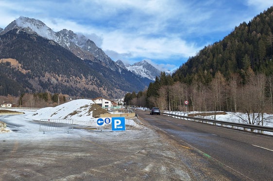 I lavori sono cominciati all'inizio di ottobre con la costruzione di una strada provvisoria (a sinistra nella foto), ma sono stati interrotti, come previsto, a metà dicembre, poiché l'area del cantiere doveva essere utilizzata come parcheggio durante le gare della Coppa del Mondo di biathlon. (Foto: Ripartizione Infrastrutture)