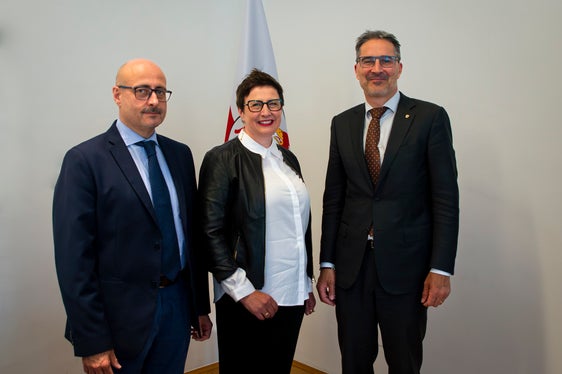 Da sinistra il vicepresidente Espro, la presidente del Comitato provinciale per le comunicazioni Gögele e il presidente della Provincia Kompatscher. (Foto: ASP/Fabio Brucculeri)