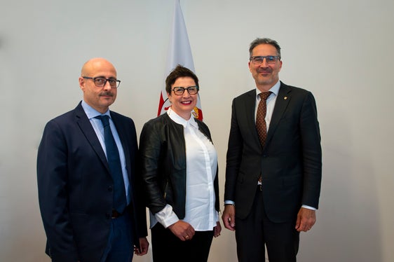 Da sinistra il vicepresidente Espro, la presidente del Comitato provinciale per le comunicazioni Gögele e il presidente della Provincia Kompatscher. (Foto: ASP/Fabio Brucculeri)