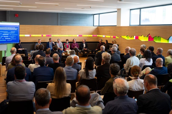 Vor dem offiziellen Teil (im Bild) haben die insgesamt 75 Mitglieder aus den fünf beteiligten Stakeholdergruppen – Gewerkschaften, Kultur, Soziales, Umwelt und Wirtschaft – noch intensiv an ihrem Abschlussdokument gearbeitet. (Foto: LPA/Fabio Brucculeri)