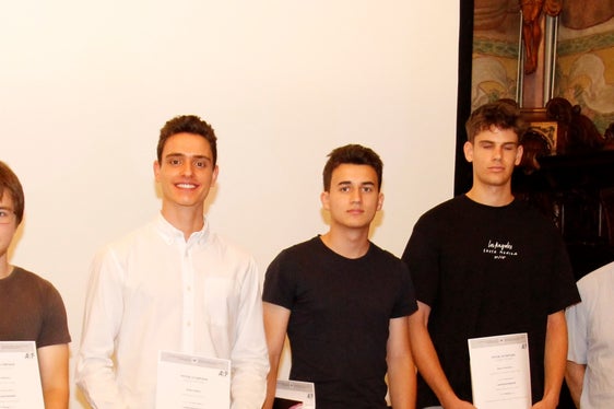 Die Bestplatzierten des Landeswettbewerbs der Physikolympiade: Martin Mathá, Realgymnasium Bozen, Sasha Marola, Realgymnasium Bozen, David Kofler, Technologische Fachoberschule Bozen, Marco Nardone, Realgymnasium Brixen, Moritz Runggaldier, Technologische Fachoberschule Bozen mit Koordinator Klaus Überbacher (Foto: LPA/Bildungsdirektion/Verena Hilber)