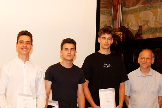 Die Bestplatzierten des Landeswettbewerbs der Physikolympiade: Martin Mathá, Realgymnasium Bozen, Sasha Marola, Realgymnasium Bozen, David Kofler, Technologische Fachoberschule Bozen, Marco Nardone, Realgymnasium Brixen, Moritz Runggaldier, Technologische Fachoberschule Bozen mit Koordinator Klaus Überbacher (Foto: LPA/Bildungsdirektion/Verena Hilber)