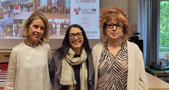 Ein Team aus vielen Lehrerinnen hat das Projekt der drei Schulen koordiniert: im Bild (v. l.) Ilaria Ricci (ITE A. Tambosi), Sambin Alessandra (FOS Marie Curie) und Federica De Nisco (ITE A. Tambosi). (Foto: Euregio)