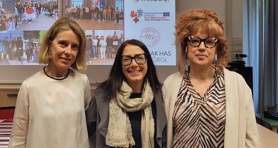 Il progetto è stato coordinato dai docenti dei tre istituti: nella foto (da sinistra) Ilaria Ricci (ITE A. Tambosi), Alessandra Sambin (FOS Marie Curie) e Federica De Nisco (ITE A. Tambosi). (Foto: Euregio)