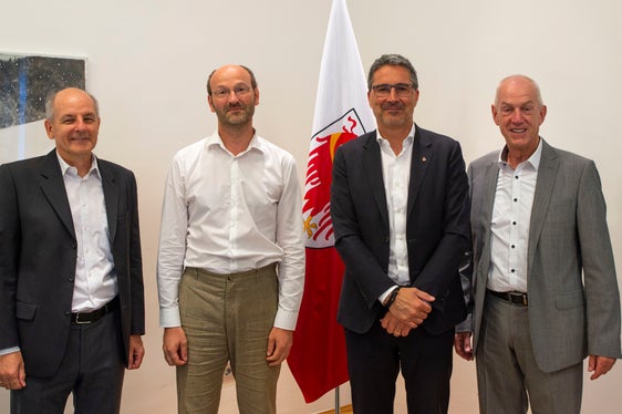 Wollen die Zusammenarbeit weiter stärken: (v.l.) Wolfgang Obwexer, Armin Reinstadler, Landeshauptmann Kompatscher und Roland Schroffenegger. (Foto: LPA/Fabio Brucculeri)