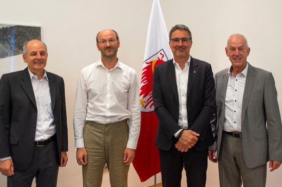 Rafforzare ulteriormente la cooperazione: nella foto (da sinistra) Wolfgang Obwexer, Armin Reinstadler, il presidente della Giunta Arno Kompatscher e Roland Schroffenegger (Foto: ASP/Fabio Brucculeri)