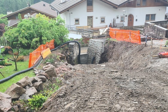 In den kommenden drei Monaten verstärkt die Wildbachverbauung den Hochwasserschutz am Tisenserbach in Tisens/Kastelruth. (Foto: LPA/Landesamt für Wildbach- und Lawinenverbauung Süd)