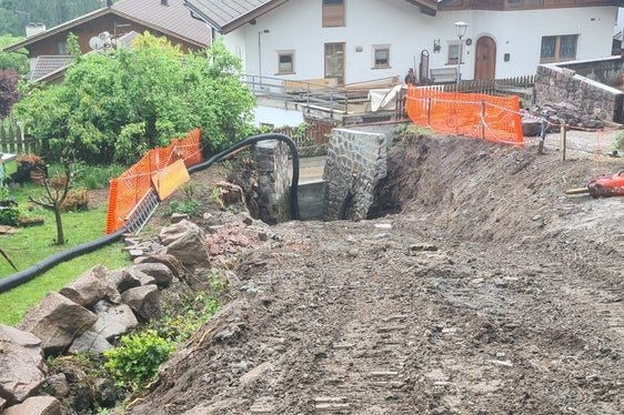 In den kommenden drei Monaten verstärkt die Wildbachverbauung den Hochwasserschutz am Tisenserbach in Tisens/Kastelruth. (Foto: LPA/Landesamt für Wildbach- und Lawinenverbauung Süd)