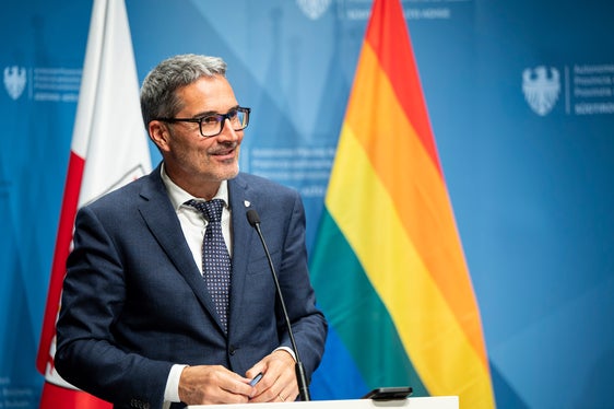 Der Bericht zeige aufgrund der zentralen Rolle der Gemeinden und der starken Beteiligung lokaler Unternehmen auf, dass das Südtiroler Vergabemodell einen Mehrwert für Südtirol schaffe, betont Landeshauptmann Arno Kompatscher. (Foto: LPA/Fabio Brucculeri)