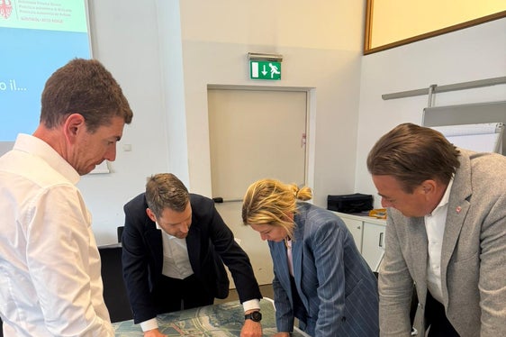 STA-Abteilungsleiter Massimiliano Valle, Direktor der Landesabteilung Mobilität Martin Vallazza, Bozens Mobilitätsstadträtin Johanna Ramoser und der Terlaner Bürgermeister Hansjörg Zelger (von links) begutachten die Projektvarianten. (Foto: LPA/Bruno Benedetto)