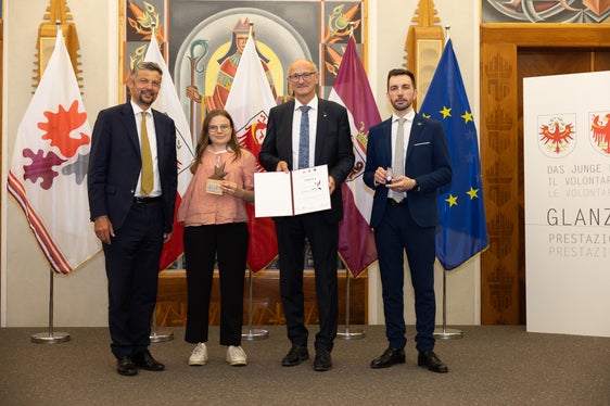 Heidi Ulm, (seconda da sx), una dei giovani premiati dell'Alto Adige con i rappresentanti dei tre territori. (Foto: Archivio Ufficio Stampa Provincia di Trento)