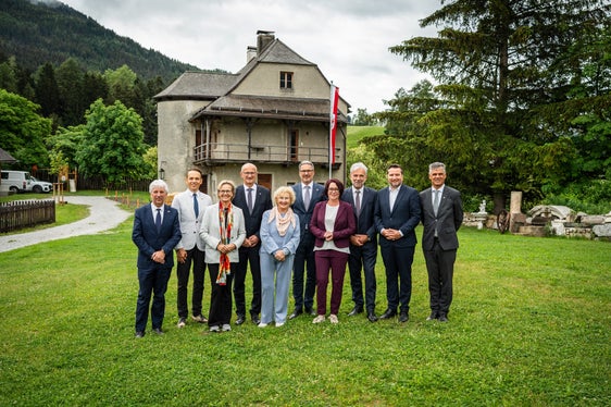 I rappresentanti dei territori hanno partecipato all'Assemblea dell'Euregio tenutasi al Castello di Trautson a Matrei am Brenner. (Foto: Land Tirol/Fitsch)