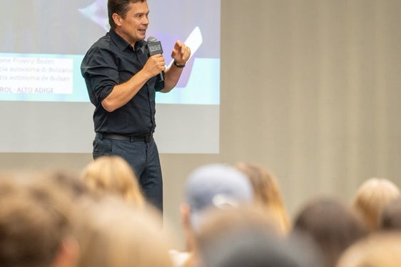 Der Direktor des Landesamtes für Jugendarbeit Konrad Pamer: Diese innovative Veranstaltung soll den Wissensaustausch fördern und die Vernetzung mit Experten und Expertinnen aus unterschiedlichen Bereichen ermöglichen, die einen Maturaball tangieren. (Foto: LPA/Landesamt für Jugendarbeit)