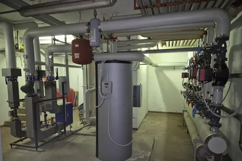 Con un nuovo intervento del valore di oltre 1,74 milioni di euro, l’amministrazione provinciale avvierà le opere di adeguamento e trasformazione degli impianti termici secondari in 16 edifici provinciali della città di Bolzano già allacciati – o prossimi all’allacciamento – alla rete di teleriscaldamento gestita da Alperia Smart Service S.r.l. Uno scambiatore di Alperia. (Foto: USP/Ufficio Opere ambientali e infrastrutture)