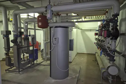 Mit einem neuen Vorhaben im Wert von über 1,74 Millionen Euro startet die Landesverwaltung die Anpassung und Umstellung der sekundären Heizsysteme in 16 Landesgebäuden in Bozen, die bereits an das von Alperia Smart Service S.r.l. betriebene Fernwärmenetz angeschlossen sind oder demnächst angeschlossen werden. Im Bild: Ein Wärmetauscher des Fernwärmenetzes von Alperia. (Foto: LPA/Amt für Hochbau und technischer Dienst)