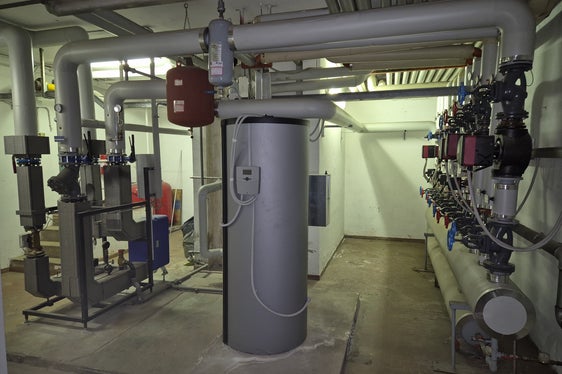 Con un nuovo intervento del valore di oltre 1,74 milioni di euro, l’amministrazione provinciale avvierà le opere di adeguamento e trasformazione degli impianti termici secondari in 16 edifici provinciali della città di Bolzano già allacciati – o prossimi all’allacciamento – alla rete di teleriscaldamento gestita da Alperia Smart Service S.r.l. Uno scambiatore di Alperia. (Foto: USP/Ufficio Opere ambientali e infrastrutture)