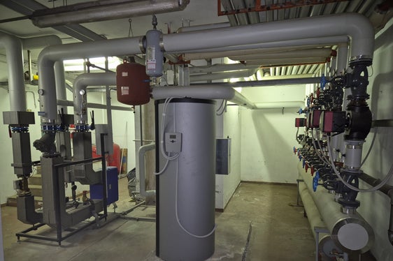 Con un nuovo intervento del valore di oltre 1,74 milioni di euro, l’amministrazione provinciale avvierà le opere di adeguamento e trasformazione degli impianti termici secondari in 16 edifici provinciali della città di Bolzano già allacciati – o prossimi all’allacciamento – alla rete di teleriscaldamento gestita da Alperia Smart Service S.r.l. Uno scambiatore di Alperia. (Foto: USP/Ufficio Opere ambientali e infrastrutture)