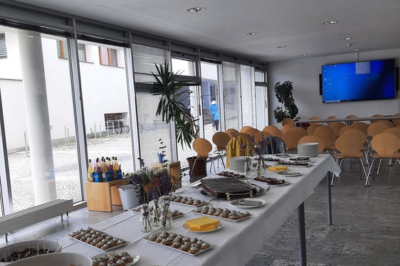 Das Buffet der Tisner Fachschülerinnen im Foyer des Oberschulzentrums Mals. (Foto: LPA/Fachschule Tisens)