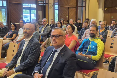 Am 24. Juli wurde im Kulturhaus Oberrasen in Rasen-Antholz das geologische Kartenblatt 009 Antholz vorgestellt. Bei der Vorstellung waren auch (v.l.n.r.) Landesrat Christian Bianchi und der Bürgermeister von Rasen-Antholz, Thomas Schuster, dabei. (Foto: LPA/Gianluca Crocco)