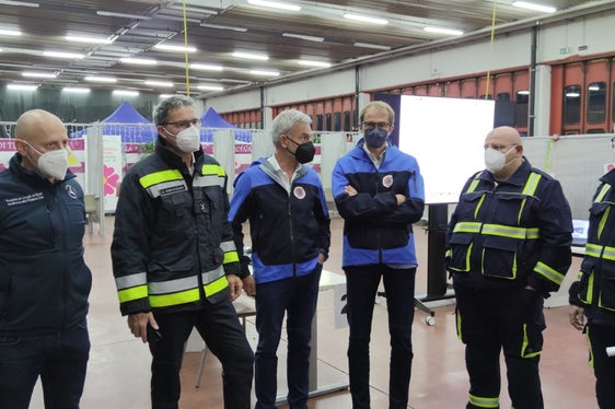 Fahren mit dem Hilfskonvoi mit: (v.r.) Markus Leimegger und Thomas Holzknecht von der Sektion Zivilschutz des Weißen Kreuzes; im Bild (v.r.) mit dem Direktor der Agentur für Bevölkerungsschutz Unterweger, Bevölkerungsschutzlandesrat Schuler und Landeshauptmann Kompatscher sowie Stefano Fait vom Zivilschutz des Trentino (Foto: Agentur für Bevölkerungsschutz/Andreas Simmerle)