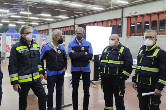 Markus Leimegger e Thomas Holzknecht della Sezione di protezione civile della Croce Bianca,il direttore dell'agenzia per la protezione civile Unterweger, l'assessore alla protezione civile Arnold Schuler e il presidente della Provincia Arno Kompatscher nonché Stefano Fait della protezione civile del Trentino (Foto: Agenzia per la protezione civile/Andreas Simmerle)