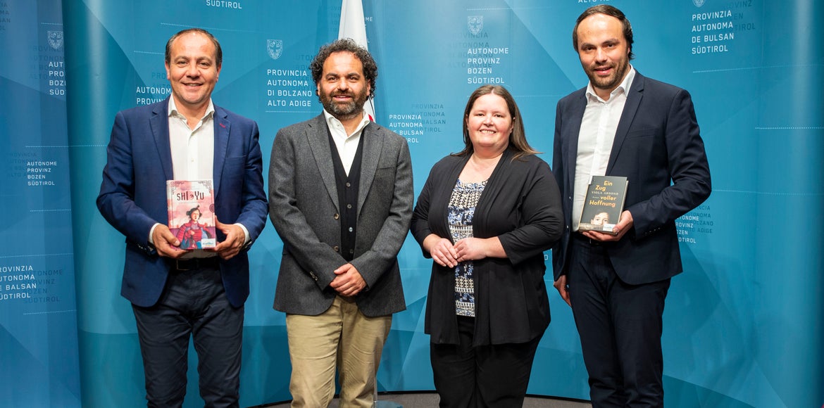 Haben die neue Sommerleseaktion heute vorgestellt: (v.l.) Landesrat Vettorato, Amtsdirektor Bizzarri, Amtsdirektorin Gamper und Landesrat Achammer. (Foto: LPA/Fabio Brucculeri)