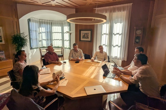 Vor kurzem fand ein Treffen zwischen Mobilitätslandesrat Daniel Alfreider (erster von rechts) und dem Bürgermeister der Gemeinde Eppan Lorenz Ebner sowie Gemeindevertretern statt. Im Mittelpunkt stand die Abstimmung der nächsten Schritte beim Bauvorhaben MeBo-Einfahrt Eppan. (Foto: LPA/Ressort für Mobilität und Infrastrukturen)