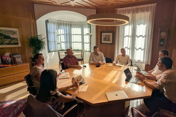 L'incontro tra l'assessore provinciale alla Mobilità Daniel Alfreider (primo da destra), con il suo staff, e i rappresentanti del Comune di Appiano, tra cui il sindaco Lorenz Ebner, secondo alla destra di Alfreider. (Foto: USP/Dipartimento Infrastrutture e Mobilità)