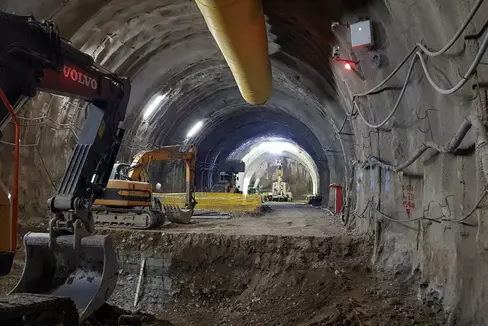 I lavori per la costruzione del tunnel sotto Monte San Benedetto, della lunghezza complessiva di 2,2 chilometri, procedono speditamente. (Foto: Ripartizione Infrastrutture)