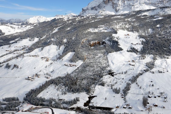 Am 15. Dezember 2012 verlangsamte sich die Rutschung, erste Erkundungsflüge konnten durchgeführt werden, die das gesamte Ausmaß des Ereignisses verdeutlichen. (Archivfoto: Landeswarnzentrum in der Agentur für Bevölkerungsschutz)