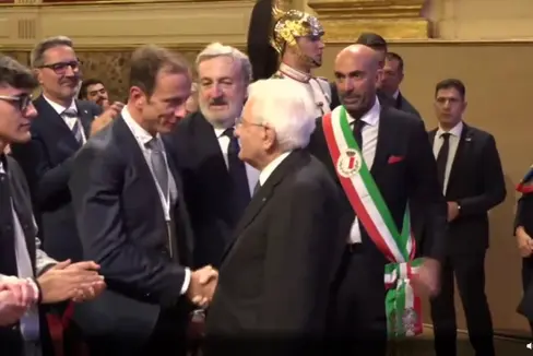 Landeshauptmann Arno Kompatscher (in der zweiten Reihe, hinter seinen Kollegen Massimiliano
Fedriga und Michele Emiliano) applaudiert dem Staatspräsidenten, Sergio Mattarella, nach dessen Rede bei der Eröffnungsfeier. (Foto: USP)