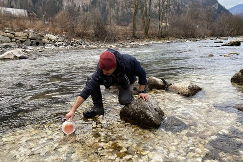 Un progetto a tutela delle specie protetta della trota marmorata. Per ottenere il materiale ovulare, ogni anno vengono catturate trote marmorate selvatiche al fine di costituire un patrimonio riproduttivo. (Foto: Ufficio Gestione fauna selvatica)