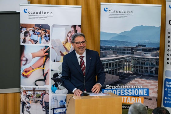 Wir haben heute einen wichtigen Meilenstein erreicht, ist Landeshauptmann Arno Kompatscher überzeugt, denn die neue Studienmöglichkeit in Bozen sei für Südtirol in vielerlei Hinsicht von großer Bedeutung. (Foto: LPA/Greta Stuefer)