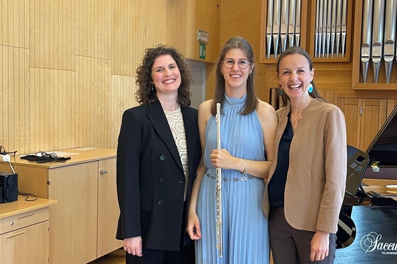 Anna Rauch (Mitte) von der Musikschule Leifers mit Lehrerin Marlene Pfeifer (rechts) und Korrepetitorin Katerina Dimov (links) nach ihrem Prüfungsvorspiel für das Leistungsabzeichen in Gold. (Foto: LPA/Landesdirektion Deutsche und ladinische Musikschule/Monika Federspieler)