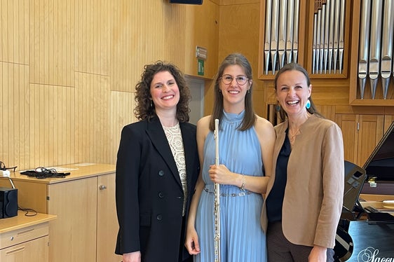 Anna Rauch (Mitte) von der Musikschule Leifers mit Lehrerin Marlene Pfeifer (rechts) und Korrepetitorin Katerina Dimov (links) nach ihrem Prüfungsvorspiel für das Leistungsabzeichen in Gold. (Foto: LPA/Landesdirektion Deutsche und ladinische Musikschule/Monika Federspieler)