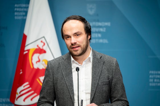 Landesrat Philipp Achammer will das Bewusstsein und die Sensibilität für den Wert der Denkmalpflege stärken, es gehe darum Kulturgüter zu schützen, zu nutzen und weiterzudenken. (Foto: LPA/Fabio Brucculeri)