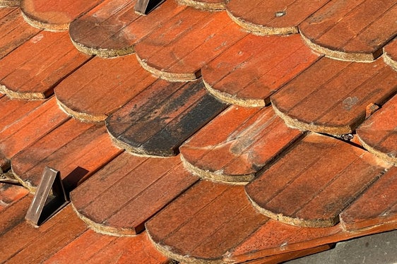Das Dach des Gebäudes ist mit Biberschwanz-Tonziegeln gedeckt, die teilweise noch original erhalten sind. (Foto: Landesdenkmalamt/Klaus Ausserhofer)