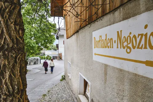 Gli esercizi pubblici dei paesi rivitalizzano i centri urbani e i paesi rimangono luoghi attraenti in cui vivere. Per mantenere questo stato di cose, la Giunta provinciale sosterrà anche in futuro più di un esercizio pubblico nel centro del paese. (Foto: USP/Peter Daldos)