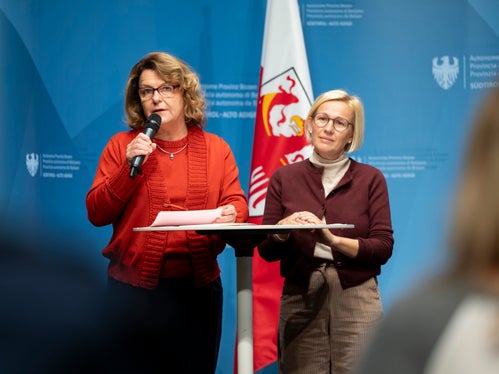 Eine Adoption bedeutet eine Verantwortung. Um diese Entscheidung bewusst zu treffen, braucht es Begleitung und ein starkes Netzwerk an Unterstützung, hob Landesrätin Rosmarie Pamer (links) hervor. Amtsdirektorin Astrid Wiest (rechts) ging darauf ein, welche rechtliche Basis einer Adoption zugrunde liegt. (Foto: LPA/Fabio Brucculeri)