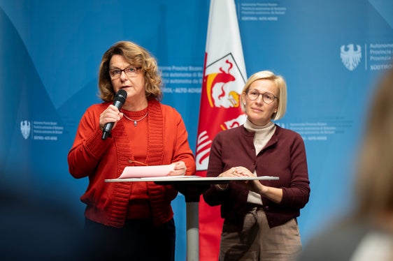 Eine Adoption bedeutet eine Verantwortung. Um diese Entscheidung bewusst zu treffen, braucht es Begleitung und ein starkes Netzwerk an Unterstützung, hob Landesrätin Rosmarie Pamer (links) hervor. Amtsdirektorin Astrid Wiest (rechts) ging darauf ein, welche rechtliche Basis einer Adoption zugrunde liegt. (Foto: LPA/Fabio Brucculeri)